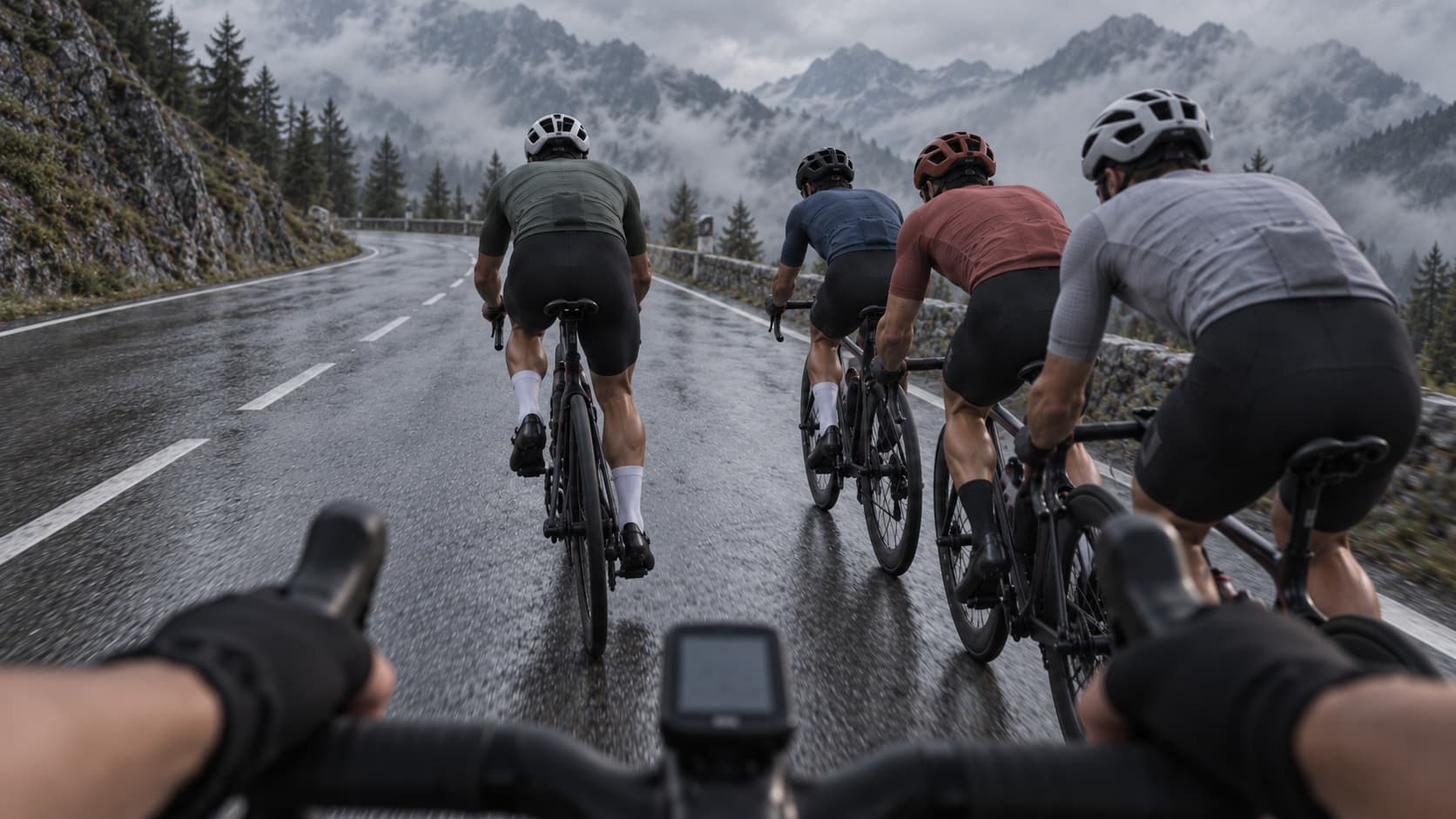 A vista de dentro de uma equipa de ciclistas, sobre o guiador, enquanto os da frente mantêm uma linha sincronizada